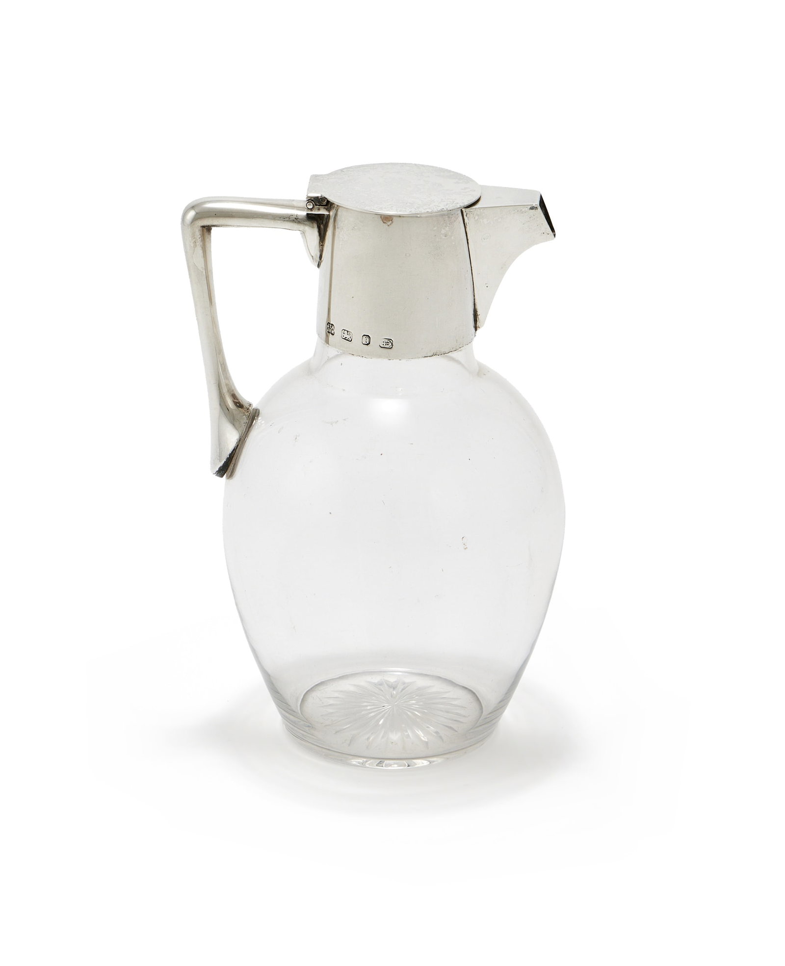 A VICTORIAN SILVER MOUNTED AND GLASS CLARET JUG, HUKIN & HEATH, BIRMINGHAM 1895: A VICTORIAN SILVER MOUNTED AND GLASS CLARET JUGHUKIN & HEATH, BIRMINGHAM 1895With a flat cover and angular handle20cm high