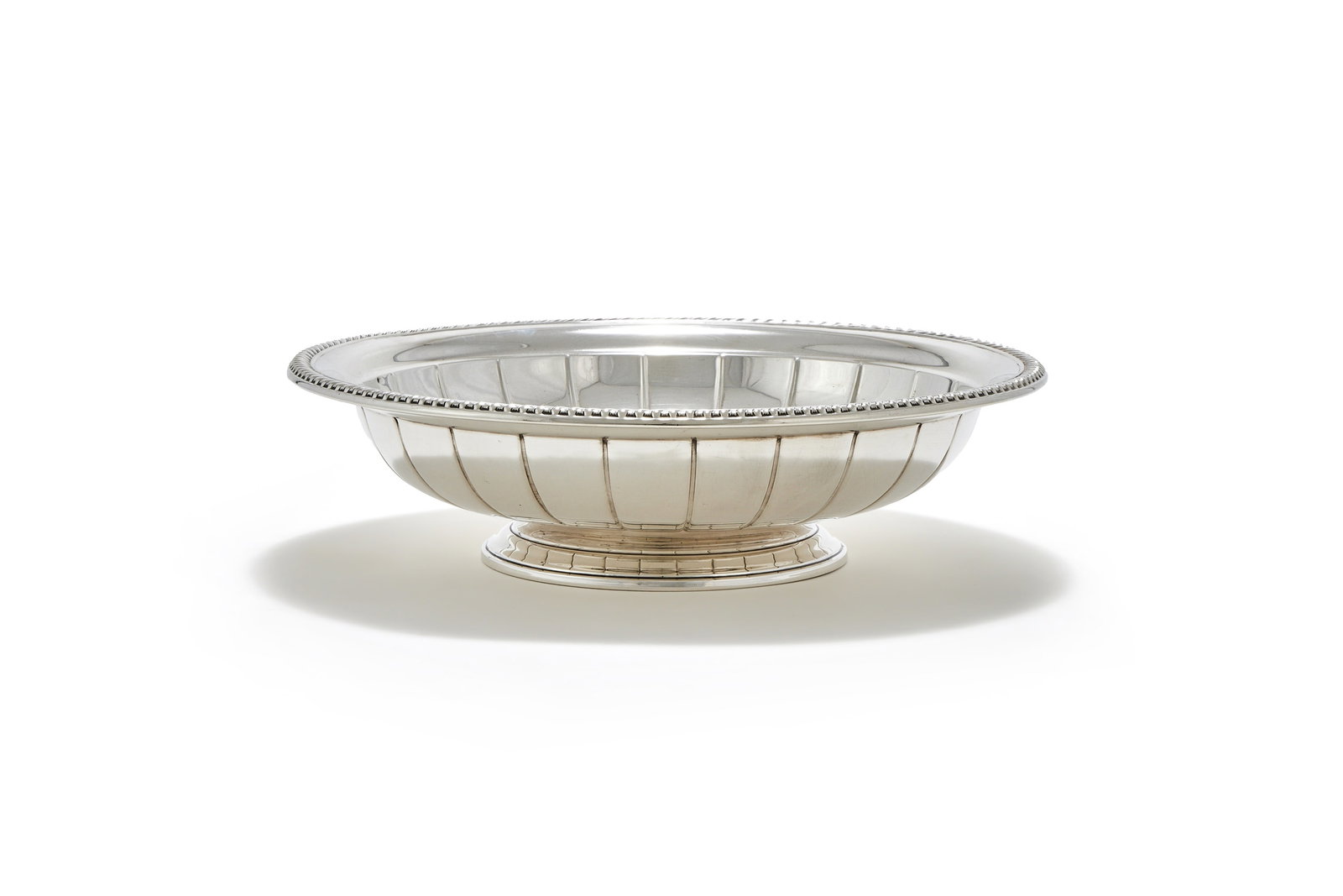 AN AMERICAN SILVER BOWL, J. E. CALDWELL & CO., PHILADELPHIA, PENNSYLVANIA: AN AMERICAN SILVER BOWLJ. E. CALDWELL & CO., PHILADELPHIA, PENNSYLVANIA With a gadrooned border, engraved with a script monogram and on a circular foot28.5cm diameter524g (16.85 oz)