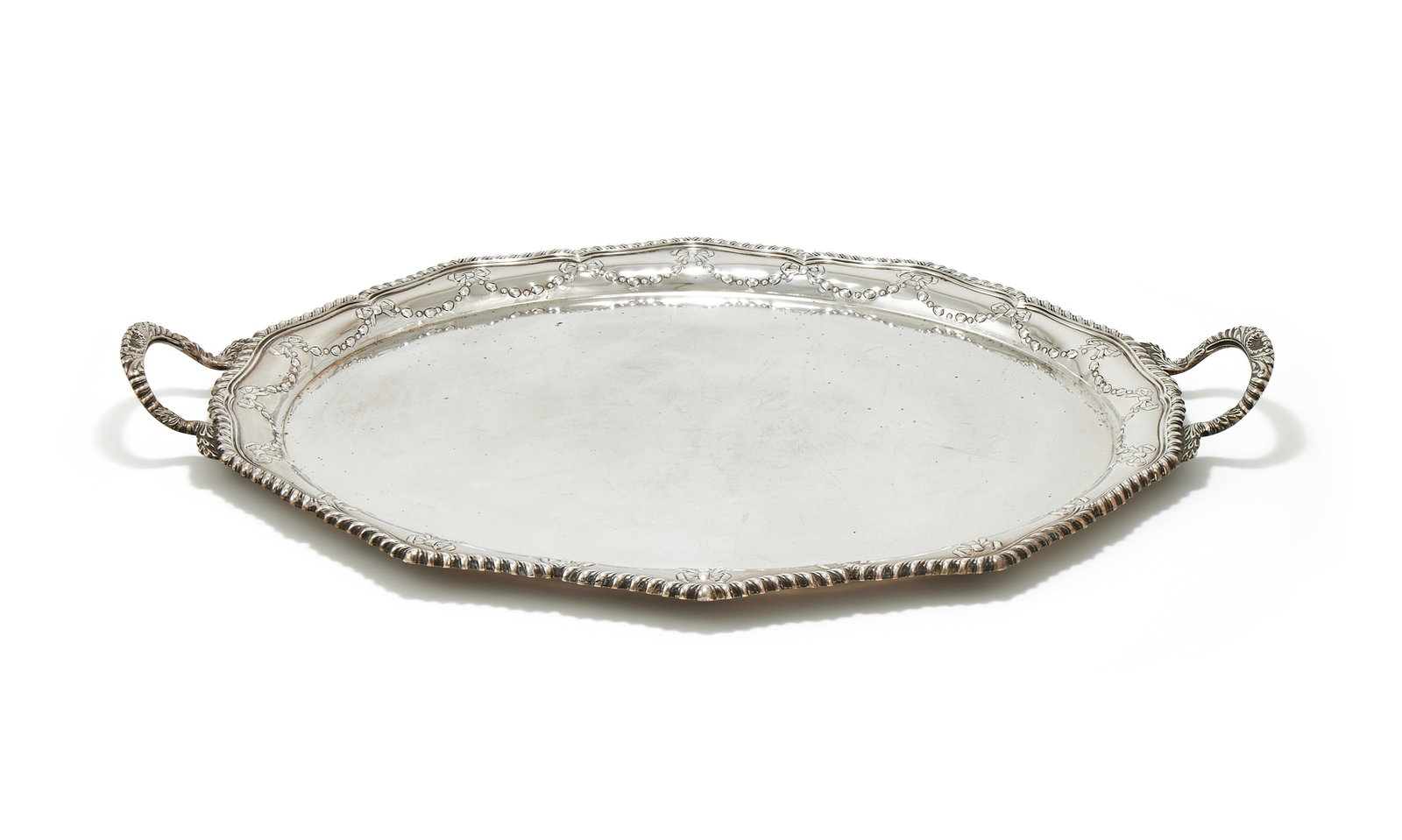 AN EDWARDIAN SILVER SHAPED OVAL TWIN HANDLED TRAY, GOLDSMITHS & SILVERSMITHS CO. LTD., LONDON 1903 (1 of 2)