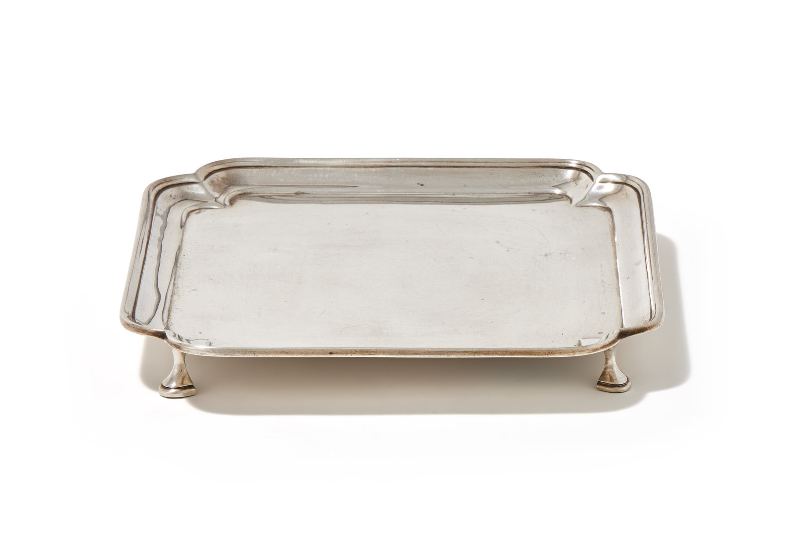 A SILVER SHAPED SQUARE CARD TRAY, THOMAS BRADBURY & SONS LTD., SHEFFIELD 1923 (1 of 3)