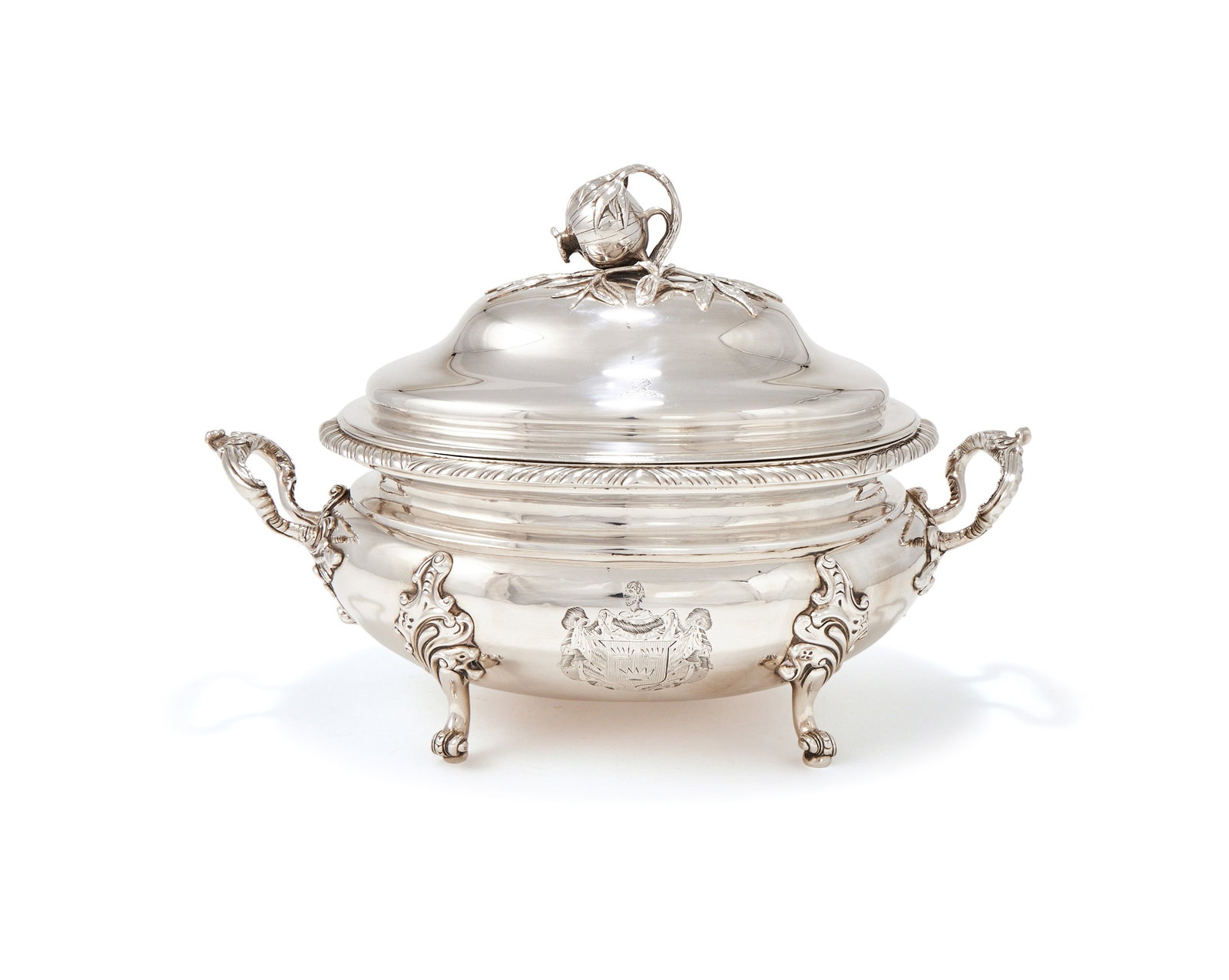 A SILVER OVAL TWIN HANDLED OVAL TUREEN AND COVER, CANCELLED MARKS, LONDON ASSAY OFFICE, LONDON 2026 (1 of 2)