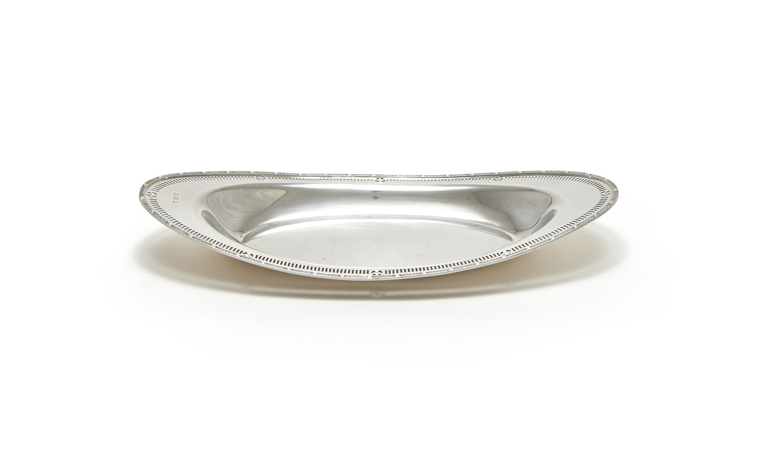 A SILVER OVAL BREAD TRAY, MAKER'S MARK OBSCURED, BIRMINGHAM 1928 (1 of 2)