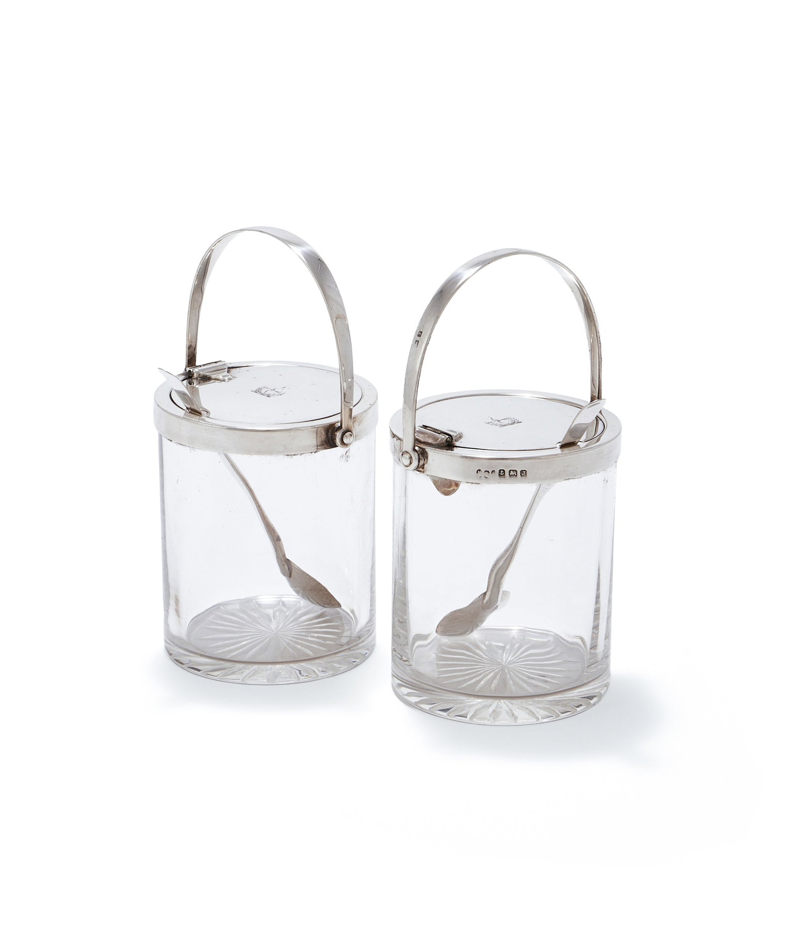 A PAIR OF SILVER MOUNTED AND GLASS PRESERVE JARS WITH SPOONS, HUKIN & HEATH, BIRMINGHAM 1933 (1 of 2)