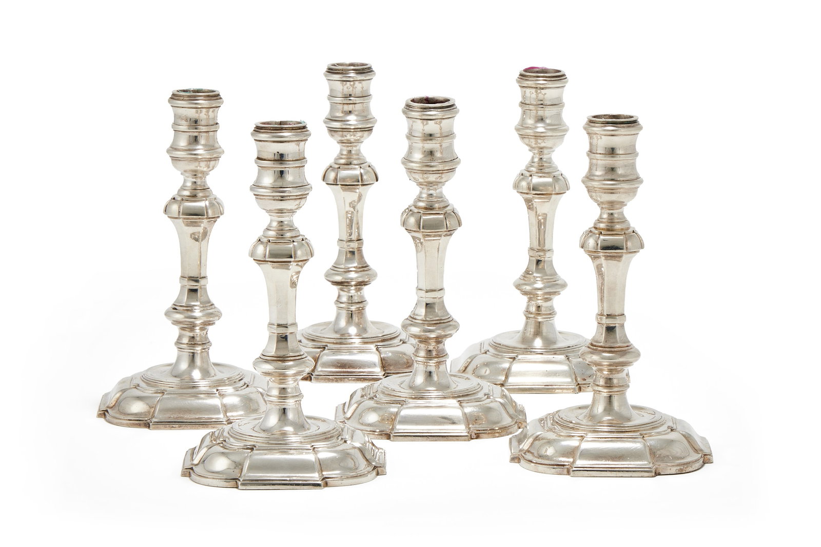 A SET OF SIX CAST SILVER CANDLESTICKS, WAKELY & WHEELER, LONDON 1968 (1 of 2)