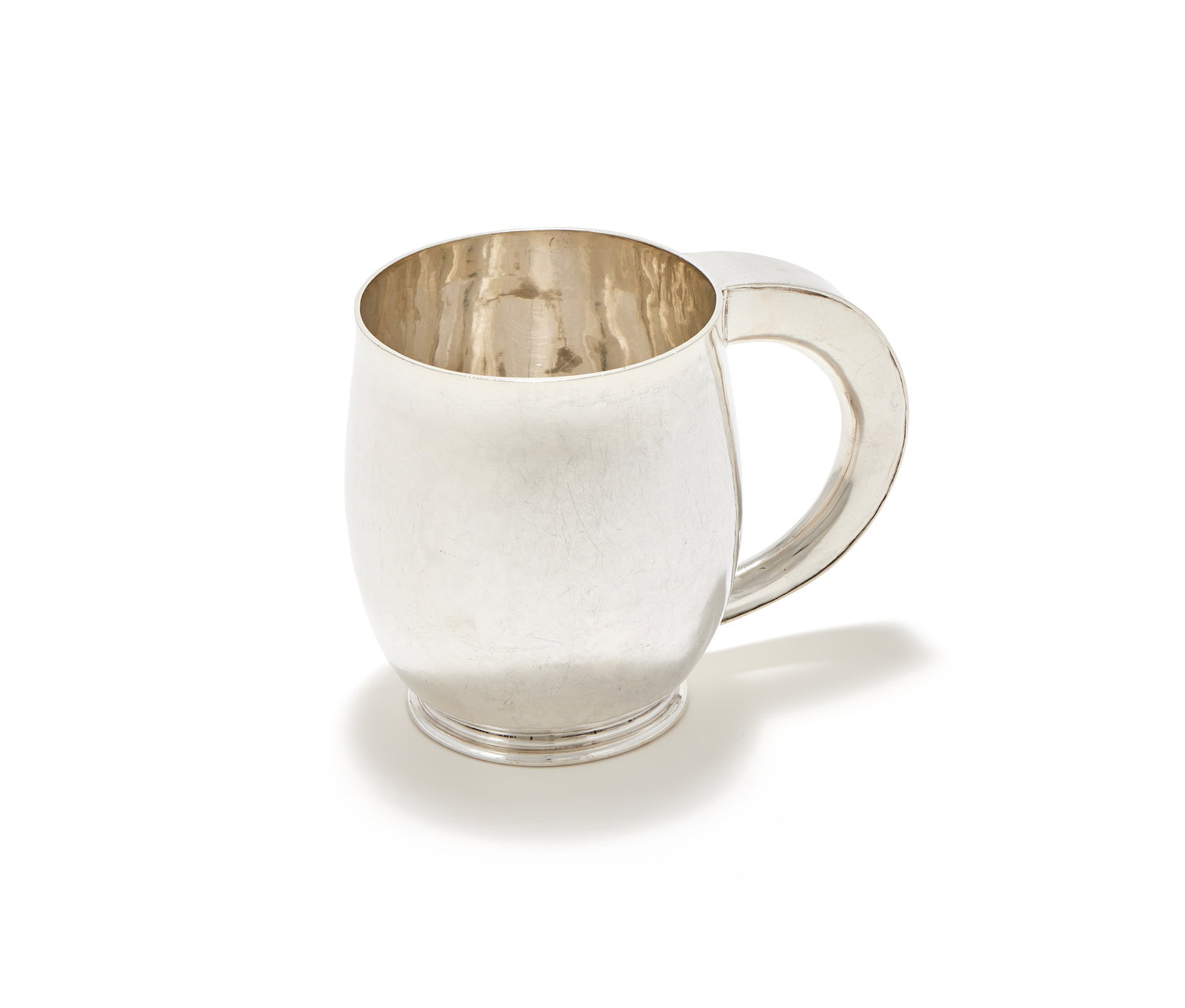 A SILVER BARREL SHAPED MUG, MAKER'S MARK F.L, BIRMINGHAM 1960: A SILVER BARREL SHAPED MUGMAKER'S MARK F.L, BIRMINGHAM 1960With a loop handle and on a circular foot11cm high357g (11.5 oz)