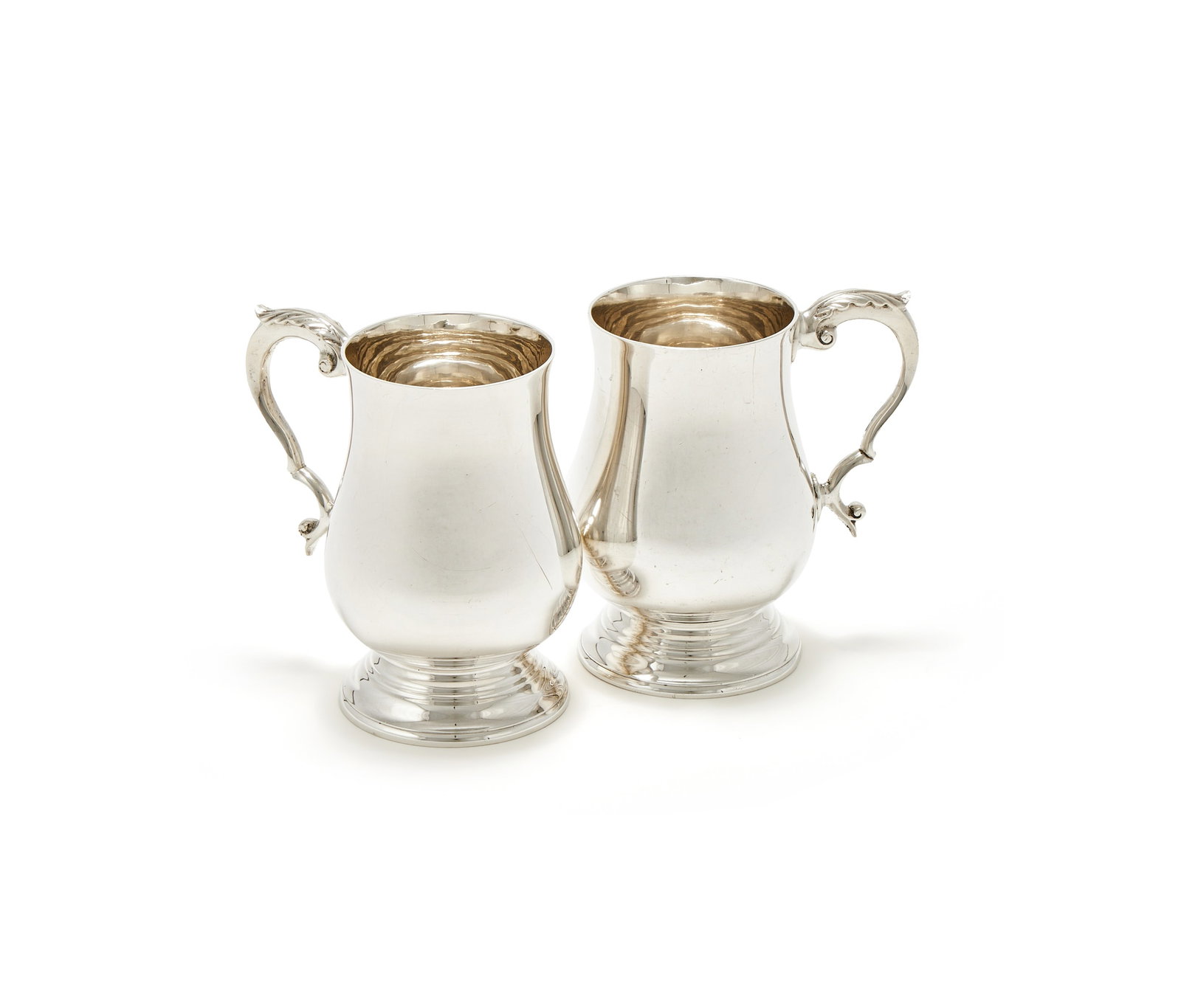 A PAIR OF SILVER BALUSTER TANKARDS, WAKELY & WHEELER, LONDON 1968 (1 of 2)