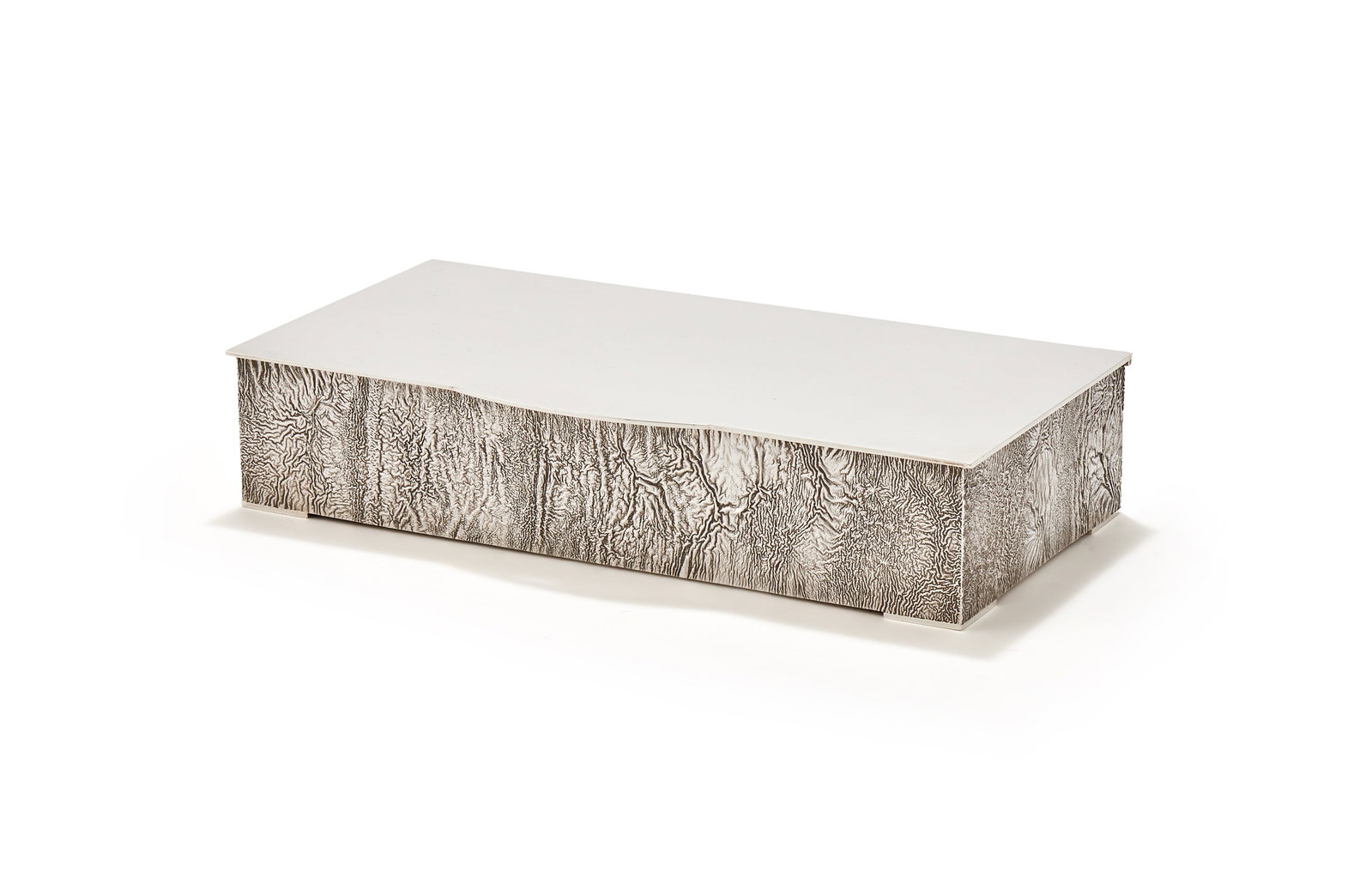 A SILVER RECTANGULAR CIGARETTE BOX, S. J. ROSE, LONDON 1975: A SILVER RECTANGULAR CIGARETTE BOXS. J. ROSE, LONDON 1975With a textured body23.5cm longWith a cedar liner