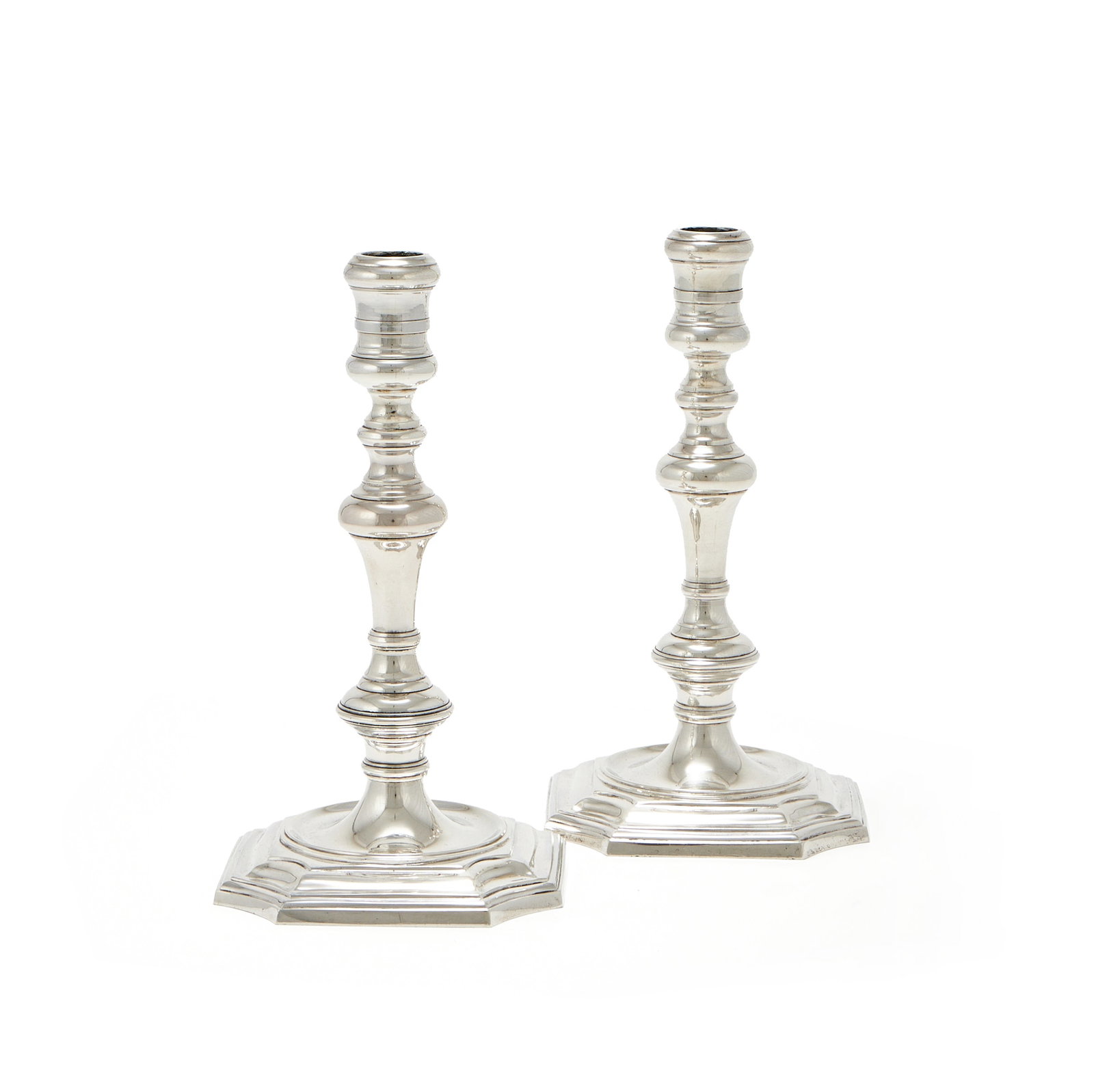 A PAIR OF CAST SILVER CANDLESTICKS, WAKELY & WHEELER, LONDON 1976 (1 of 2)
