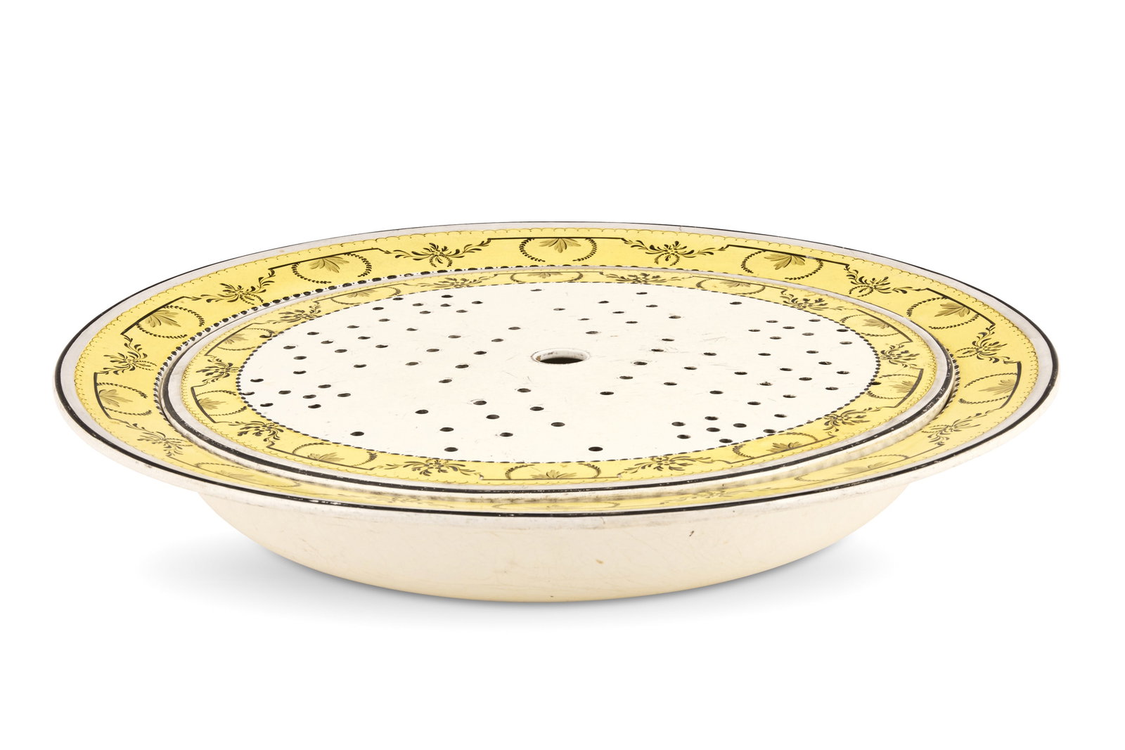 A SPODE CREAMWARE ROUND DISH AND DRAINER, FIRST QUARTER 19TH CENTURY (1 of 2)