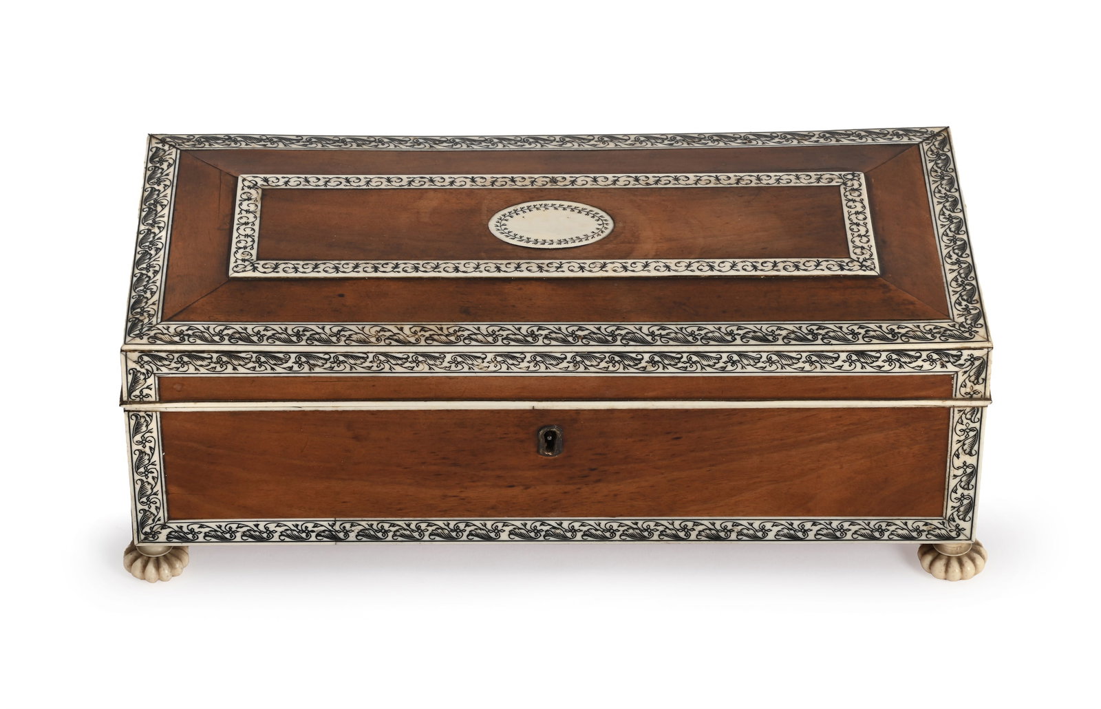 Y AN INDIAN IVORY INLAID SANDALWOOD GLOVE BOX, VIZAGAPATAM, LATE 18TH/EARLY 19TH CENTURY: Y AN INDIAN IVORY INLAID SANDALWOOD GLOVE BOXVIZAGAPATAM, LATE 18TH/EARLY 19TH CENTURYPlain oval inlaid panel to top within penwork decorated banding, plain interior, pink velvet to underside26.5cm wi
