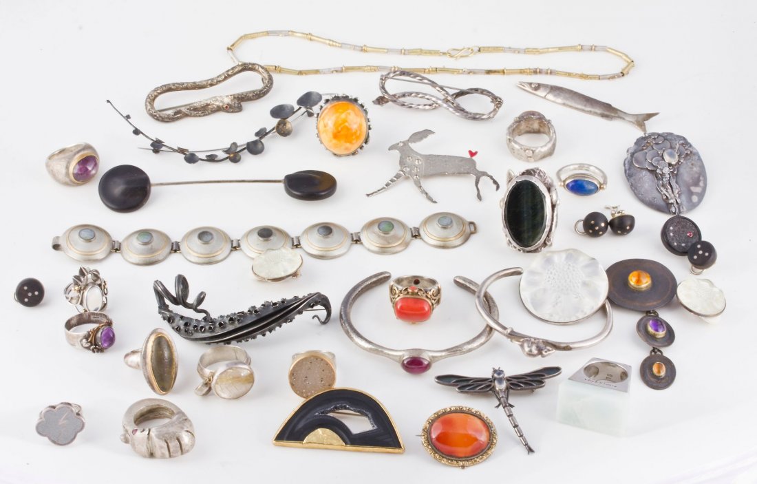 A collection of jewellery, to include: a pair of ear: A collection of jewellery, to include: a pair of ear clips by Lalique; a brooch by Lalique; a silver brooch/pendant, the oval brooch with applied detail and set with an oval moonstone, 5.cm long; a st