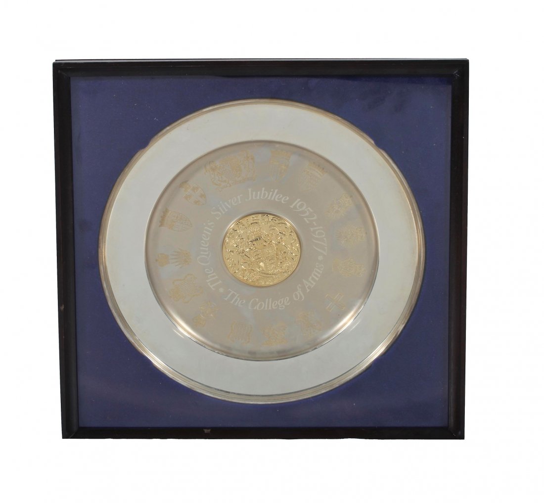 A silver commemorative plate, Sheffield 1977, inscribed: A silver commemorative plate, Sheffield 1977, inscribed 'The Queens Silver Jubilee, 1952-1977, The College of Arms', with an applied gilt and embossed plaque bearing the Royal Coat of Arms, 26cm diame