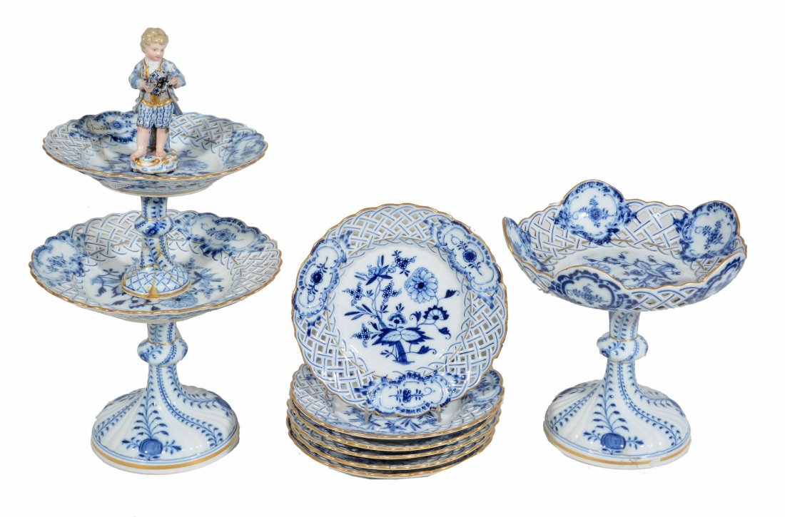 A Meissen 'Onion' pattern part dessert service, late: A Meissen 'Onion' pattern part dessert service, late 19th century, comprising; a two-tier comport surmounted with a figure, a comport and six plates, blue crossed swords marks