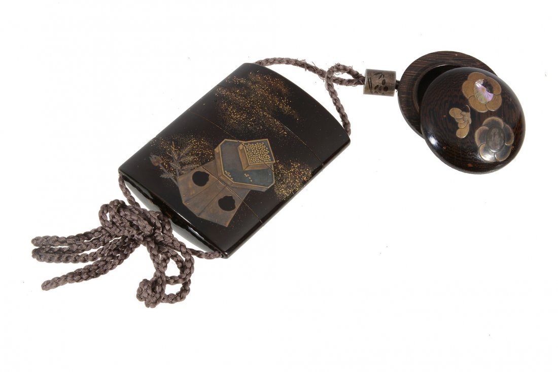 Kajikawa School: A Three Case Inro of flattened oval (1 of 2)