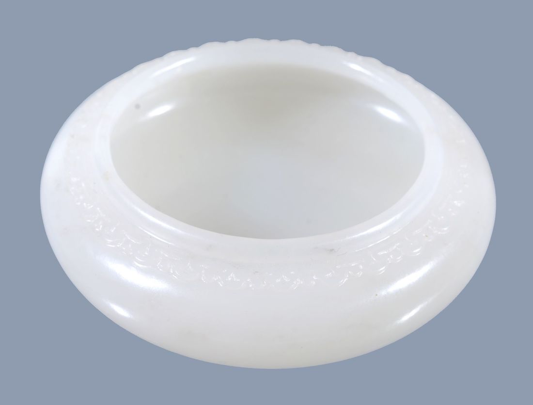 A good small Chinese white jade bowl, the rim carved (1 of 2)