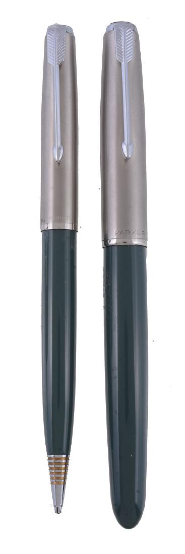 Parker, 51, a grey fountain pen and propelling pencil (1 of 2)