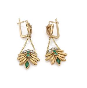 Vintage Diamond Green Onyx 14k Yellow Gold Floral Drop Dangle Earrings: This is a lovely vintage drop dangle earrings, it is well crafted from 18k yellow gold with a polished finish. The top has a floral form and dangling below from two strand of chain is also a textured