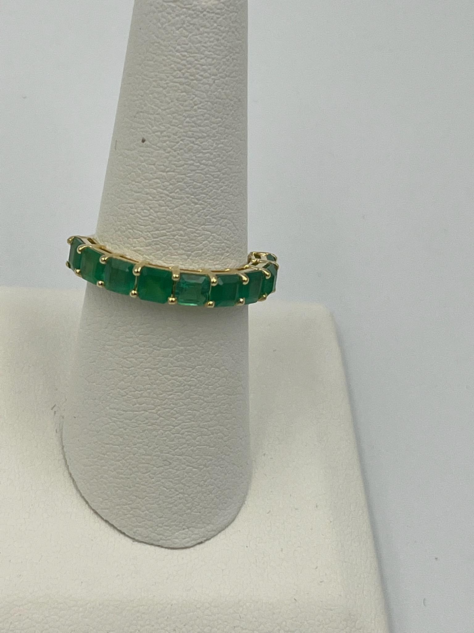 LOVELY EMERALD RING SET IN 14K YELLOW GOLD. (1 of 5)