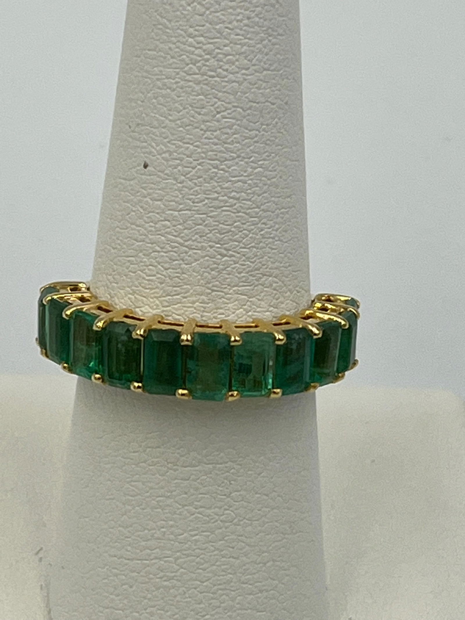 BEAUTIFUL  EMERALD RING SET IN 14K YELLOW GOLD. (1 of 5)