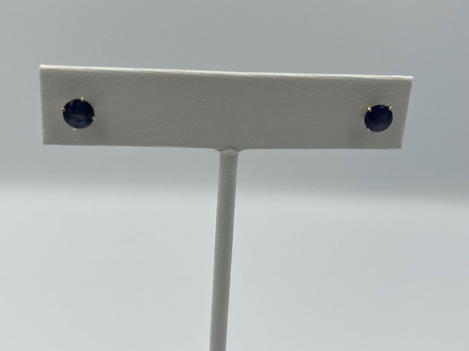 PRETTY ROUND SAPPHIRE EARRINGS SET IN 14K YELLOW GOLD. (1 of 4)