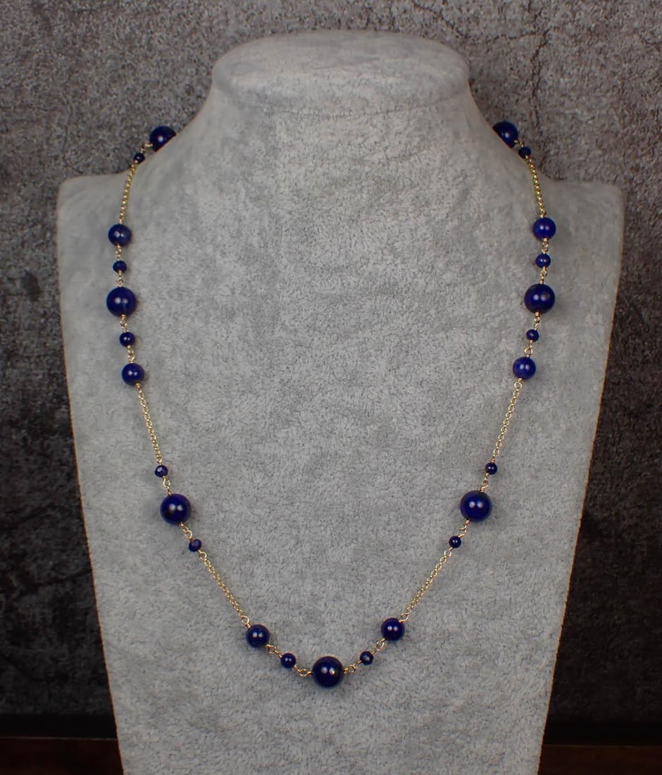 LAPIS LAZULI AND FOURTEEN KARAT GOLD NECKLACE: LAPIS LAZULI AND FOURTEEN KARAT GOLD NECKLACE