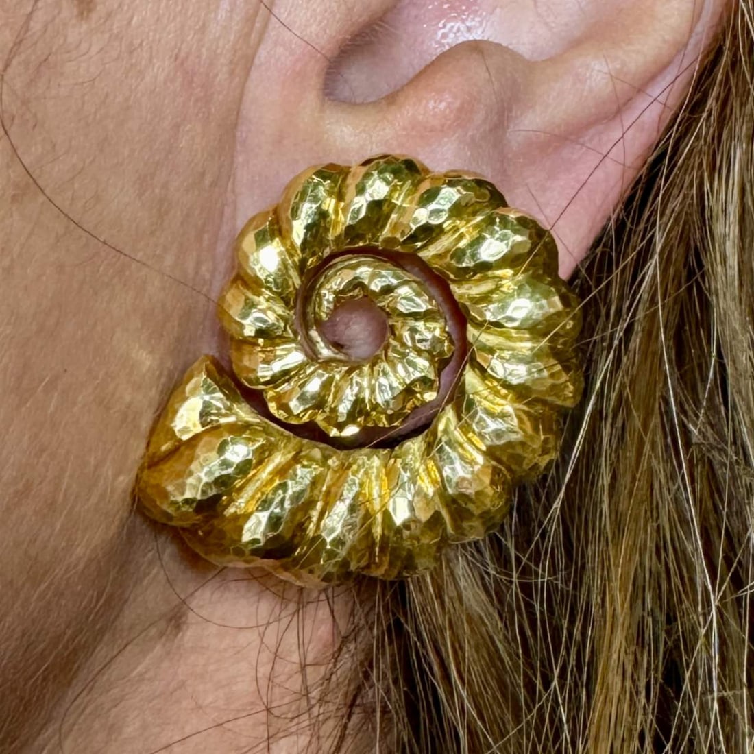 DAVID WEBB 18K Yellow Gold Shell Earrings (1 of 2)
