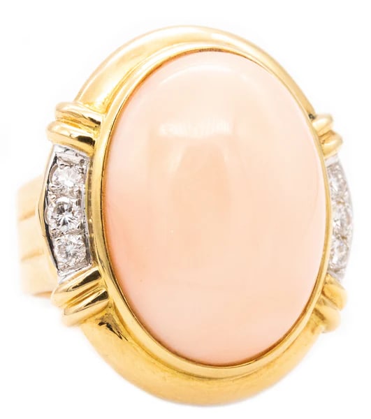 STEPHEN WEBSTER LONDON 18 KT GOLD SLOTH RING WITH ENAMEL & 13.56 Cts IN GEMSTONES: Classic Cocktail ring with coral.A modern Italian designer's bold piece, crafted in solid yellow gold of 18 karats, with high polished finish. Mount on top in a bezel setting, with a oval cabochon cut