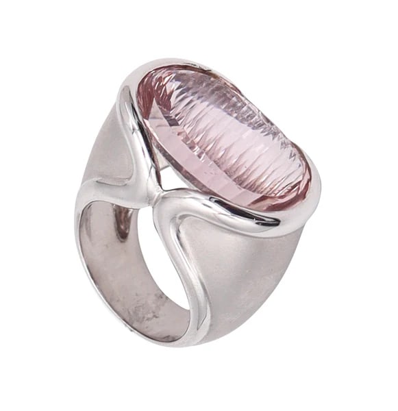 MUNSTEINER Cut Sculptural Ring In 18Kt White Gold With 28.85 Cts Morganite: A sculptural ring with an Atelier Munsteiner cut morganite.This is a fabulous sculptural cocktail ring, created in Germany with modernist patterns back in the 1990's. The sculptural ring was carefully