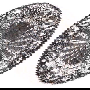 Italy Late 19th Century Renaissance Revival Fruit Plate Tray In 800 Silver: An antique Renaissance revival plate for fruits.Beautiful piece created in Florence Italy at the end of the 19th century, circa 1880's. Crafted with stunning patterns in solid .800/.999 silver and cre