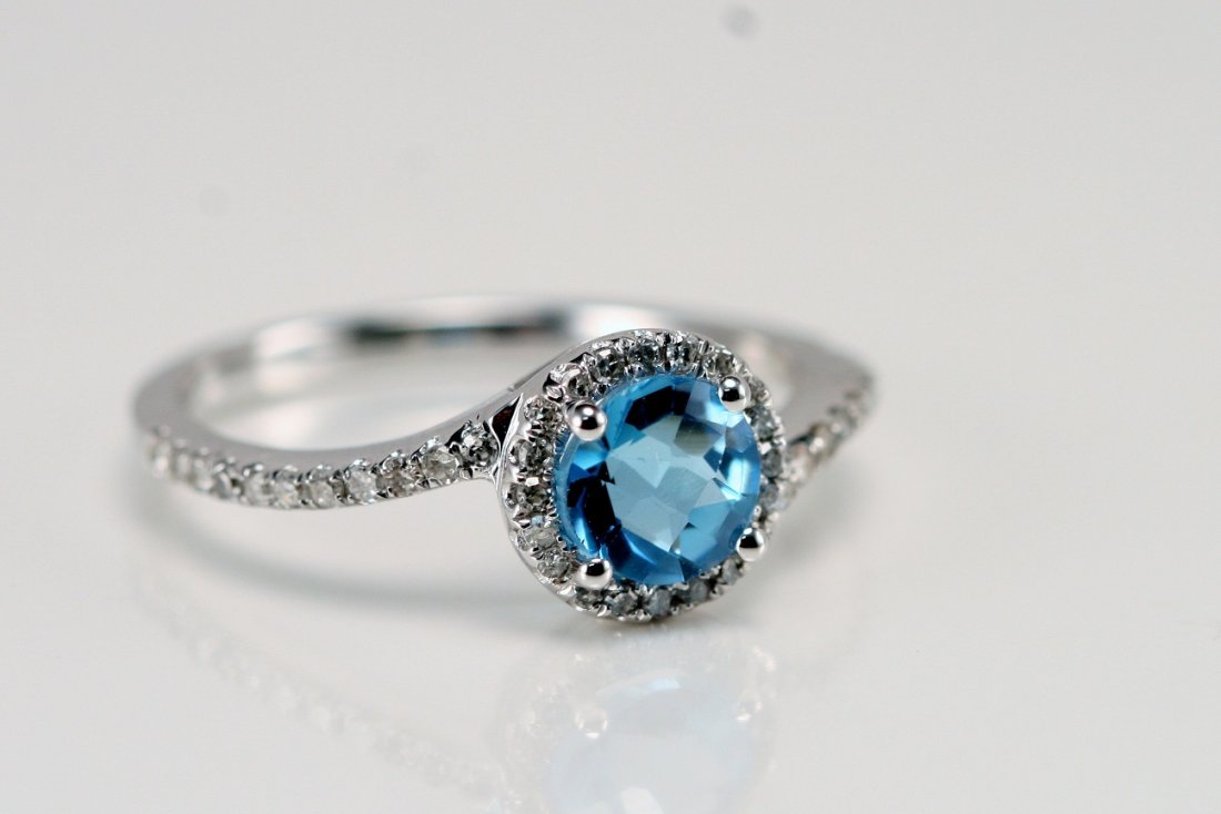 14K WT GOLD DIAMOND AND BLUE TOPAZ RING: 14K WT GOLD RING WITH .25 CTS DIAMONDS AND .80 CTS BLUE TOPAZ