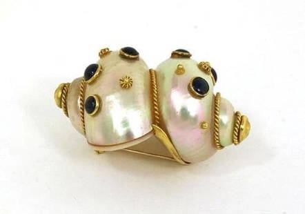 Gemstones Pin Gold 18k Yellow Sea Snail Shell Brooch: The MAZ Gemstones Pin is a stunning 18k yellow gold brooch featuring a beautiful sea snail shell and a vibrant blue gemstone. The natural sea snail pearl adds a unique and luxurious touch to the piece