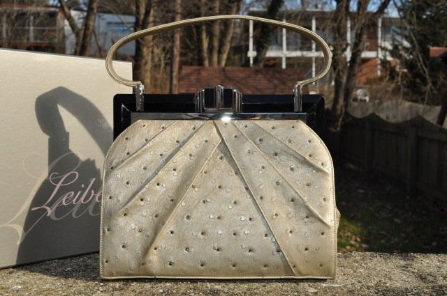 JUDITH LEIBER NEW OSTRICH & SWAROVSKY CRYSTAL AUDREY E: JUDITH LEIBER NEW OSTRICH & AUSTRIAN CRYSTAL AUDREY EVENING CLUTCH BAG A TIMELESS AND EXQUISITE BAG TO LAST FOR GENERATIONS!!! Bag Height: 8" Bag Length: 10" Strap Drop: 6" PEARLIZED IVORY/GOLD OSTRIC