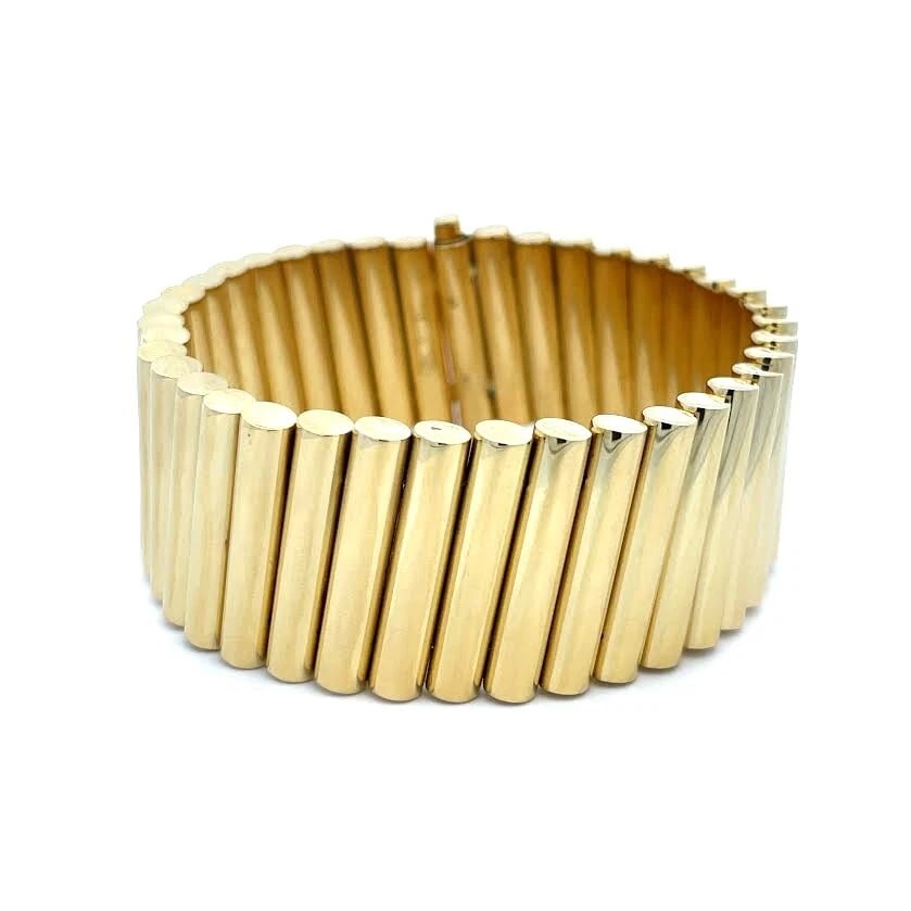 Roberto Lee Morris Bracelet 18k Yellow Gold Long Column Link Design: This chic authentic bracelet is by designer Robert Lee Morris. It is crafted from 18k yellow gold with a fine polished finish. It features long 5mm column posts, these are set in a slanted form which