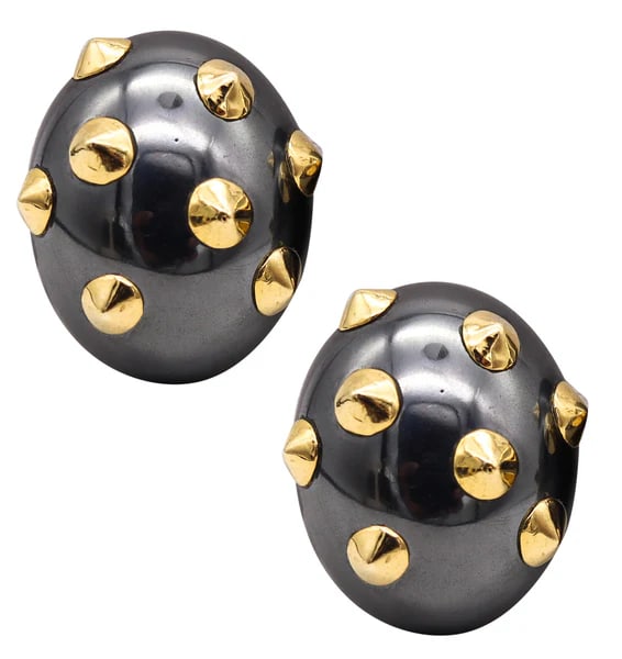 ANGELA CUMMINGS Studios Rare Geometric Spikes Clip Earrings In 18Kt Gold With Hematite: Spikes geometric clip on earrings designed by Angela Cummings.Beautiful and very rare pair created by Angela Cummings back in the 1984 in homage to the famous French designer Suzanne Belperron. These
