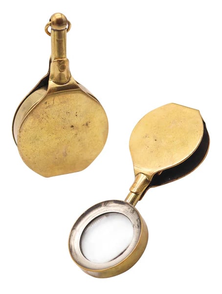 EDWARDIAN 1900 British Antique Foldable Magnifier Loupe Pendant In Polished Brass: An England foldable pendant loupe from the Edwardian Period.This is a beautiful continental foldable loupe created in England during the Edwardian period, back in the 1900's. The loupe has been crafte