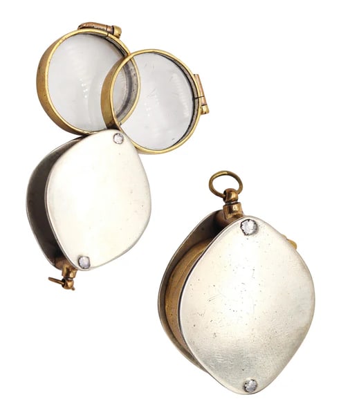 EDWARDIAN 1905 British Antique Foldable Double Loupes Pendant In Polished Brass: A British double loupes pendant from the Edwardian Period.This is a beautiful continental foldable double loupes pendant created in England during the Edwardian period, back in the 1905. The loupe has