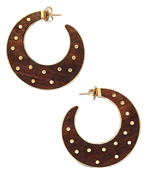 FRED LEIGHTON New York Sculptural Earrings In Makassar Ebony And 18 Kt Yellow Gold: Ebony earrings designed by Fred Leighton.This is a fabulous pair of sculptural earrings, created in New York City by the iconic jewelry house of Fred Leighton. The earrings have been crafted with part
