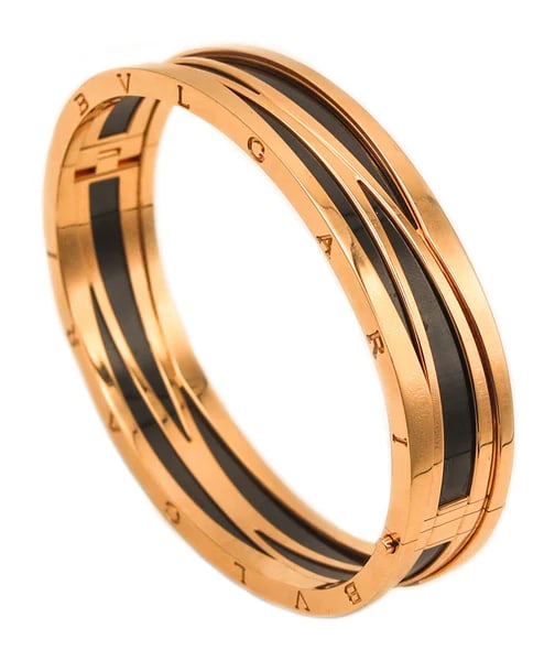 BVLGARI Legend Special Edition Zaha Hadid Bangle In 18Kt Yellow Gold Box & Cert: Limited edition Legend bangle bracelet designed by Zaha Hadid Bvlgari.This is a beautiful and very rare bangle-bracelet created in Italy by the iconic jewelry house of Bvlgari, back in the 2022. The g