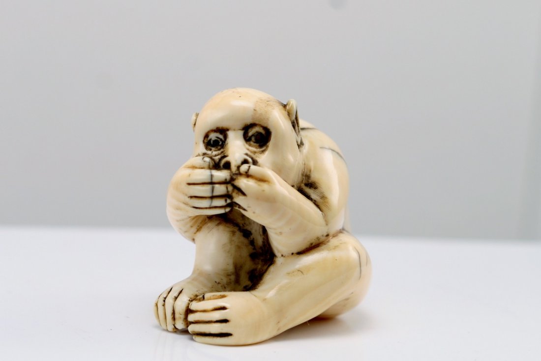 ANTIQUE IVORY NETSUKE: ANTIQUE IVORY NETSUKE OF A MONKEY