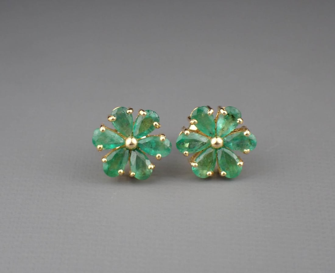 PAIR OF EMERALD & 14K GOLD FLOWER STUD EARRINGS: (1 of 3)
