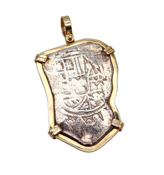 MEL FISHER Spanish Colonial 1715 Shipwreck 8 Reales Mount In 14Kt Gold Frame: A shipwreck 8 Reales Spanish colonial coin pendant made by Mel Fisher.This is a genuine and authentic shipwreck piece-of-eight from the Spanish colonial period. The is an 8 Reales coin struck at the M