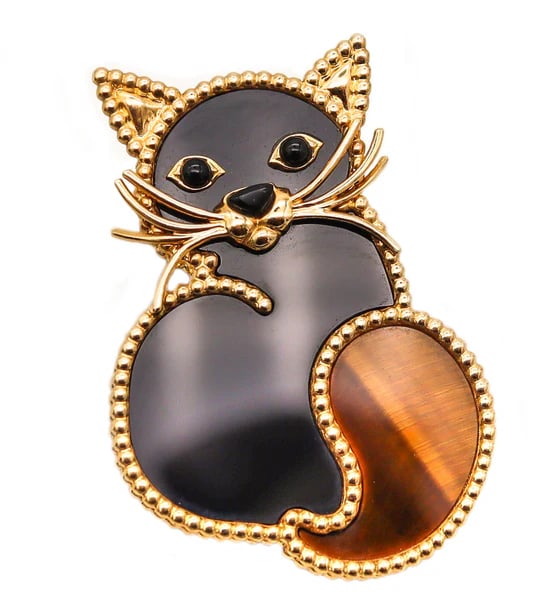 VAN CLEEF & ARPELS Paris Stylized Cat Brooch In 18Kt Gold With Precious Carvings: A stylized cat brooch designed by Van Cleef & Arpels.This is a fabulous brooch created in Paris by the French jewelry house of Van Cleef & Arpels, back in the 1990's. The large brooch has been