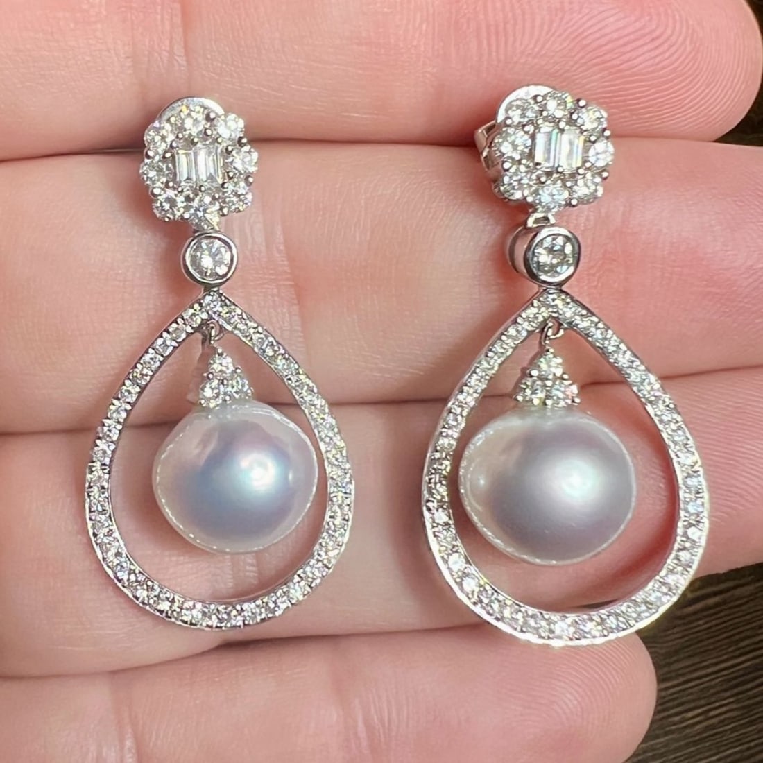 18K White Gold South Sea Pearl & Diamond Earrings: 18K White Gold South Sea Pearl & Diamond EarringsWeighing 10.8 gramsSet with 2 South Sea Pearls measuring 11.2 x 11.1mmAlong with 106 Diamonds weighing app. 2.50 Ct.F-G Color, VS1-SI1 Clarity1.5 inche