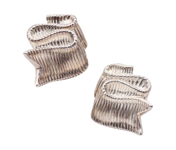 ANGELA CUMMINGS 1985 Studio Ribbons Clips-On Earrings In .925 Sterling Silver: Twisted ribbons clips earrings designed by Angela Cummings.This is a beautiful pair of clips-on created by Angela Cummings at her own silversmith studio in New York City, back in the 1985. These earri