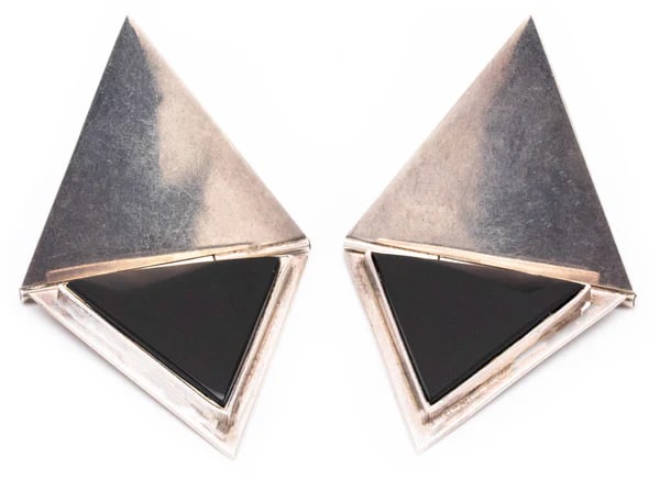 MEXICO 1970 STERLING SILVER GEOMETRIC EARRINGS WITH BLACK ONYX: VERY CHIC GEOMETRIC MID CENTURY PAIR OF EARRINGS. A VINTAGE PAIR CREATED IN MEXICO AROUND THE 1970'S AND CRAFTED IN SOLID STERLING SILVER .925. THIS PAIR IS SUITED WITH OMEGA BACKS FOR FASTENING CLIPS