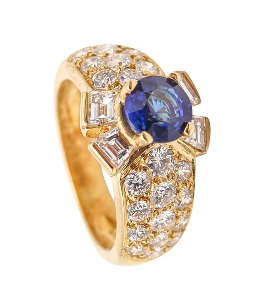VAN CLEEF & ARPELS Cocktail Ring 18Kt Gold With 2.87 Ctw Diamonds Sapphire: Cocktail ring designed by Van Cleef & Arpels.This is an fabulous ring created in Paris France by the iconic jewelry house of Van Cleef & Arpels, back in the 1980. The ring has been crafted in solid ye