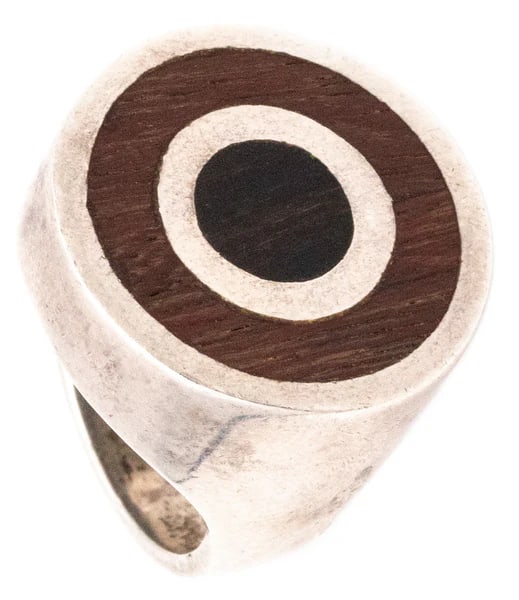 Puig Doria 1970 Modernist Geometric Round Ring In Sterling Silver With Rosewood & Ebony: A modernist geometric ring designed by Puig Doria.Modern geometric piece from the modernist period, created back in the 1970's by the Spanish jewelry designer Jose Maria Puig Doria. This sculptural ri