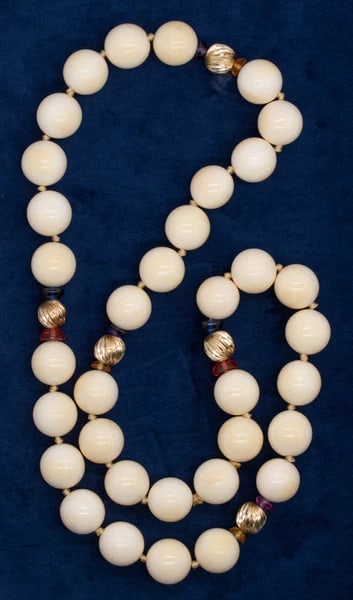 French 1960 Mid Century Necklace In 18Kt Gold With Tourmaline And Carvings: Elegant French Necklace with carved GemstonesA vintage mid-century piece made in France, back in the 1960's. It is composed by 5 fluted spacers, crafted in 18 karats yellow gold, 10 half spheres carve