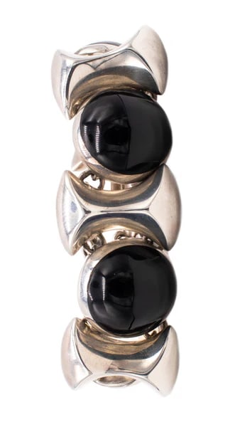 MEXICO 1970'S VINTAGE RETRO BRACELET IN .925 STERLING WITH ONYX CABOCHONS: RETRO MODERNIST BRACELET MADE IN MEXICO.NICE GEOMETRIC BULK BRACELET, MADE IN TAXCO, MEXICO AROUND THE 1970'S. IS CRAFTED IN SOLID .925/1000 STERLING SILVER AND SUITED WITH A PUSH LOCK.BEZEL MOUNTED W