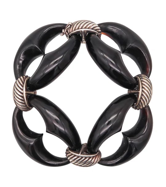 ITALIAN 1970 Modernist Mariner Links In .925 Sterling Silver & Carved Horn: An Italian modernist bracelet with mariner linksThis is a fantastic bracelet created in Italy during the modernist period, between the 1960 and 1970. The unusual bracelet has been crafted with four